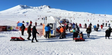 2018'in son hafta sonunda kayakseverler Erciyes'e akn etti