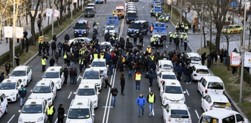 Madrid'de taksicilerden Uber protestosu
