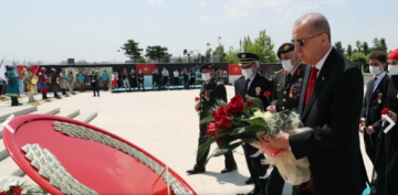 Cumhurbakan Erdoan, 15 Temmuz ehitler Ant'na elenk brakt