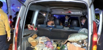 Hali Kprs'nde feci kaza: Aratan yola frlayan ocuk bariyerlere arparak ld 
