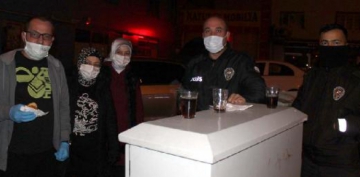 Kayseri'de, eksi 2 derecede grev yapan polislere vatandatan ay ve poaa ikram