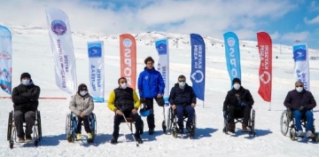 Erciyes'te engelliler kayak yapt