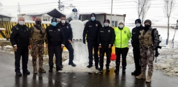 Uygulama noktasndaki polislerden 176. Kurulu yldnmne zel polis kardan adam