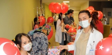 Hastanede tedavi gren ocuklara '23 Nisan' morali