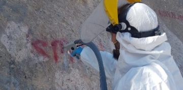 Sprey boyayla tahrip edilen peribacalarna 'mikro kumlama' teknii