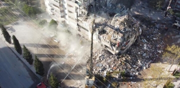 zmir'deki depremde yklan Ylmaz Erbek Apartman iddianamesi kabul edildi