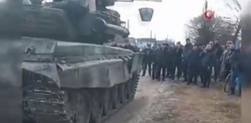 Ukrayna'da siviller Rus tankn durdurdu