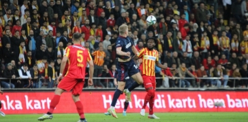 Kayserispor, lig ampiyonu Trabzonspor'u eleyerek kupada ilk finalist oldu