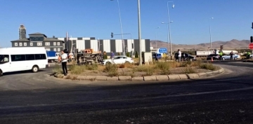 Kayseri'de feci kaza: 2 l, 4 yaral