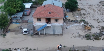 Kayseri'de yamur sele neden oldu, mahsur kalan 2 kii kurtarld