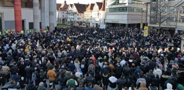 Avusturyada binlerce Mslman depremzedeler iin dua etti
