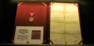Atatrk tarafndan imzalanan Osmanlca stiklal Sava madalyas ve berat Milli Mcadele Mzesinde 