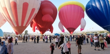Kapadokya Balon ve Kltr Yolu Festivalinde Sahne Balonlarn Figrl Balonlar Kapadokya Semalarnda