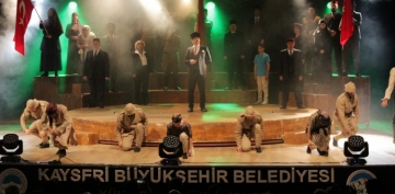 Cumhuriyete Doru tiyatro oyunu Kayseride sahnelendi: Seyirciler duygusal anlar yaad 