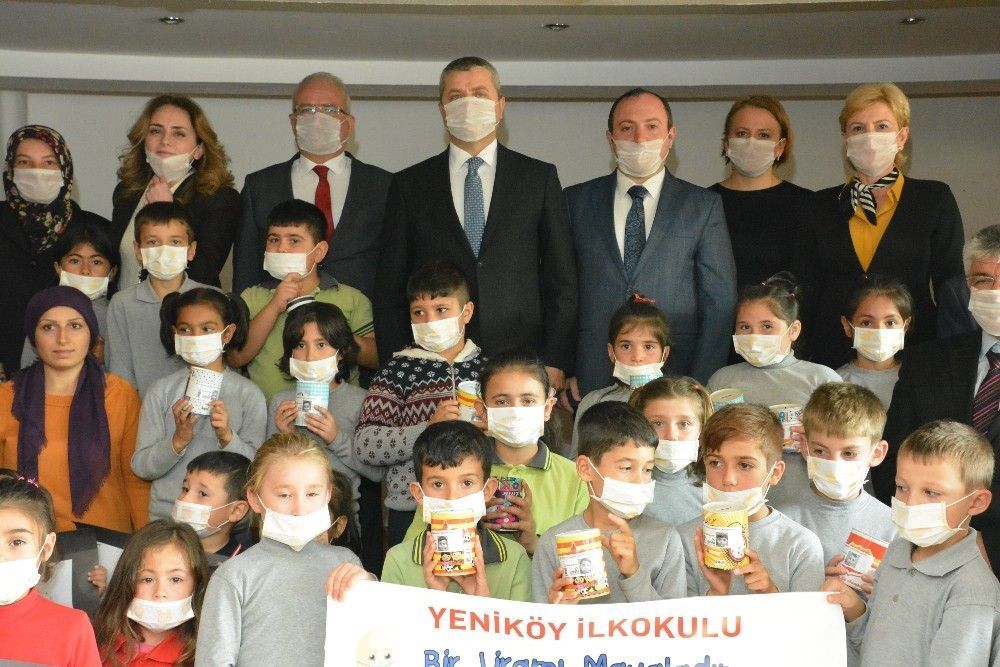 Öğrenciler lösemiye dikkat çekmek için maske taktı, para bağışladı