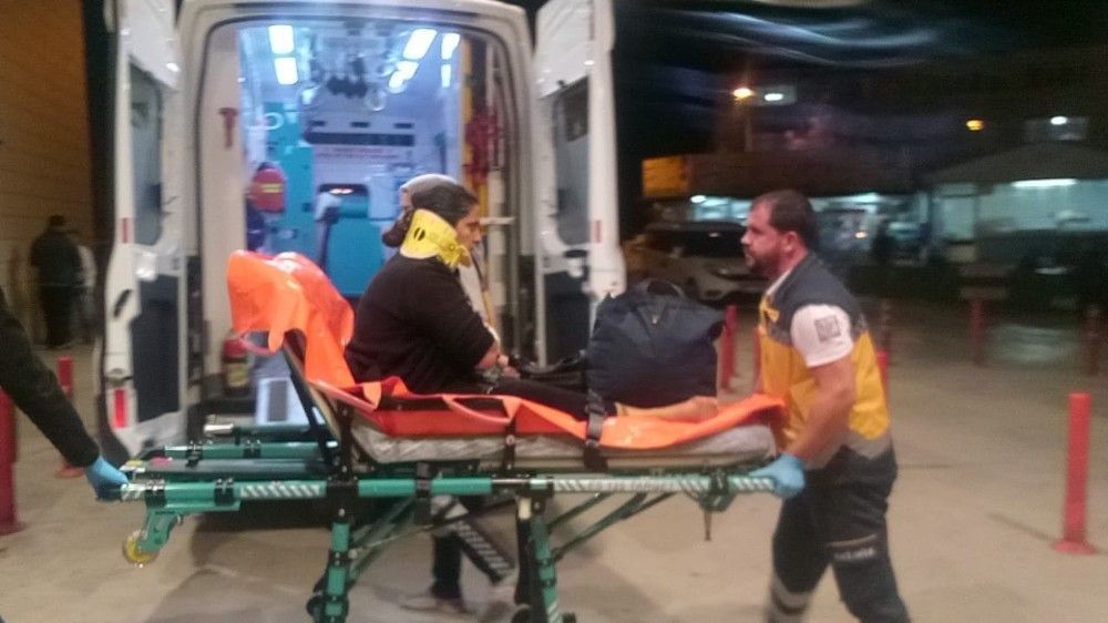 Hafif ticari aracın çarptığı kadın ölümden döndü