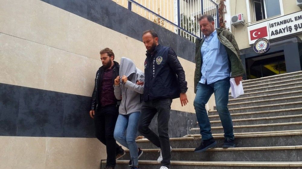 Mısır uyruklu kadının çantasını boşaltıp yerine bıraktılar