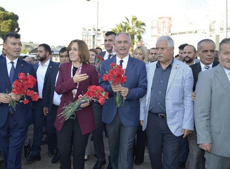 Aydın MHP´den karanfilli seçim çalışması