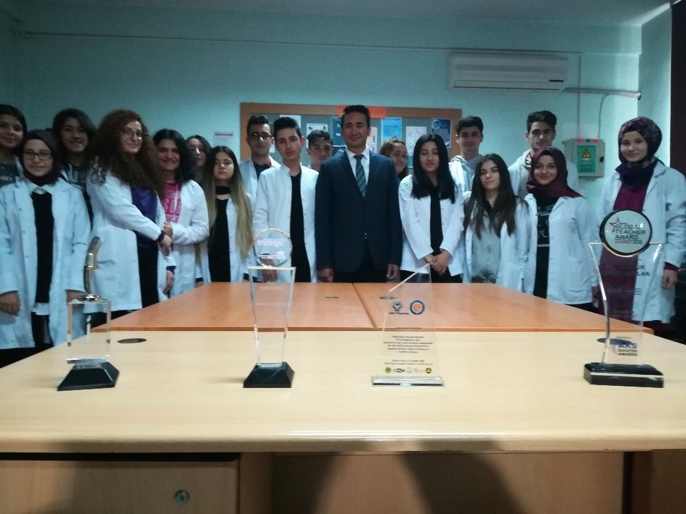 Kız öğrencileri teknolojiyle buluşturan projesiyle ´küresel öğretmen ödülü´ kazandı