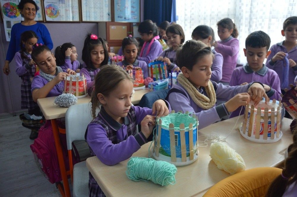 Köy çocukları için örüyorlar