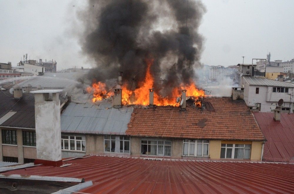 Öğrencilerin çatıya bıraktığı kül yangın çıkardı