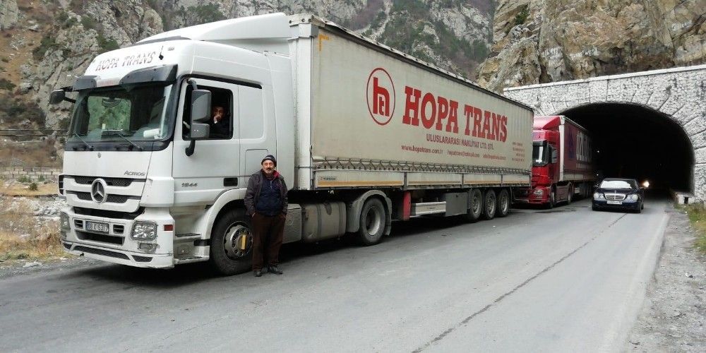 Gürcistan´da Türk tır şoförlerinin çilesi bitmiyor