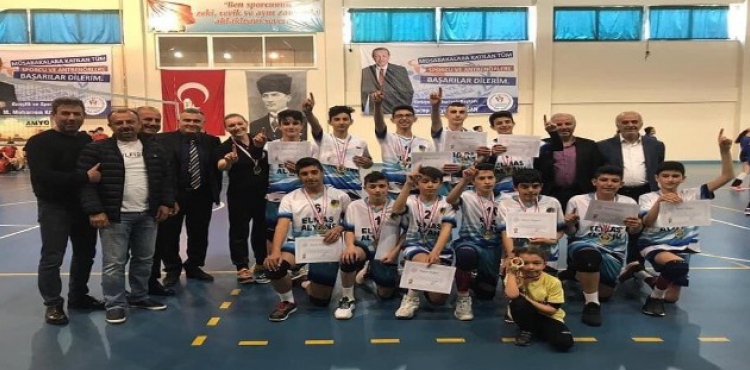 Yahya Kemal Beyatl Ortaokulu Voleybolda Yar Finalde