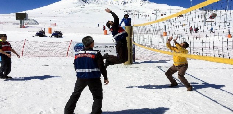Kar voleybolu Erciyes'te halka yaylyor