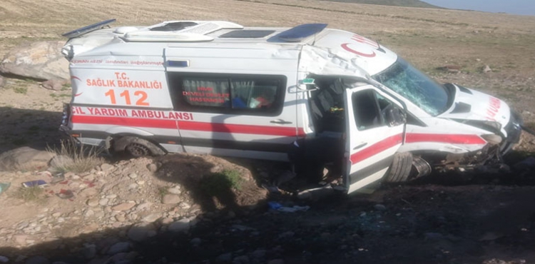 Kayseri'de ambulans takla att: 2 yaral