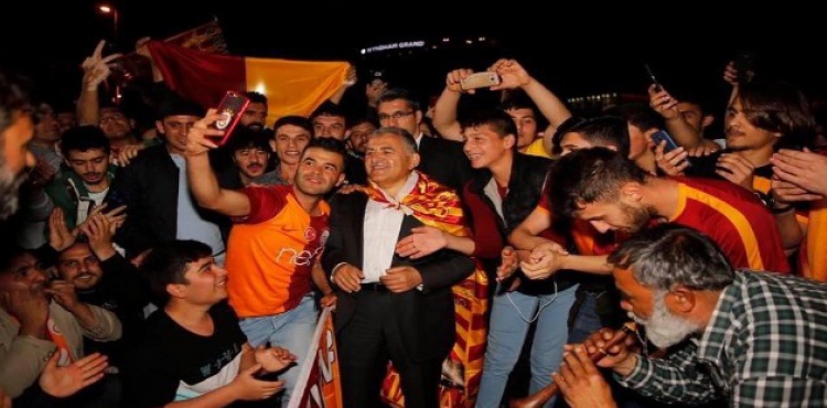 Bakan Bykkl Galatasaray' kutlad