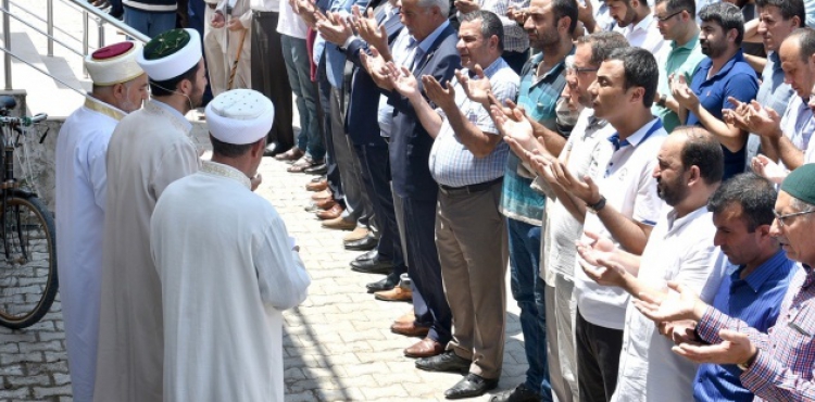 Yurt genelinde Mursi iin gyabi cenaze namaz klnd