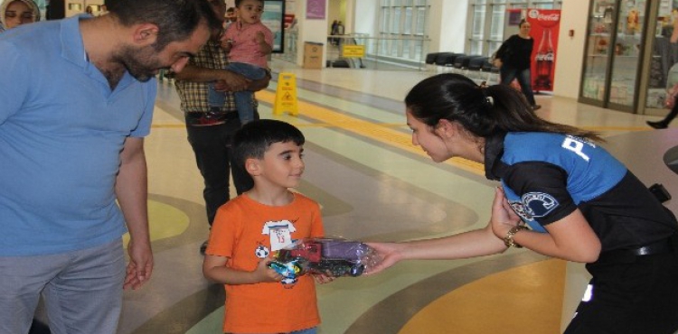 Kayseri Emniyet Mdrlnden ehir Hastanesinde Tedavi Gren ocuklara Ziyaret