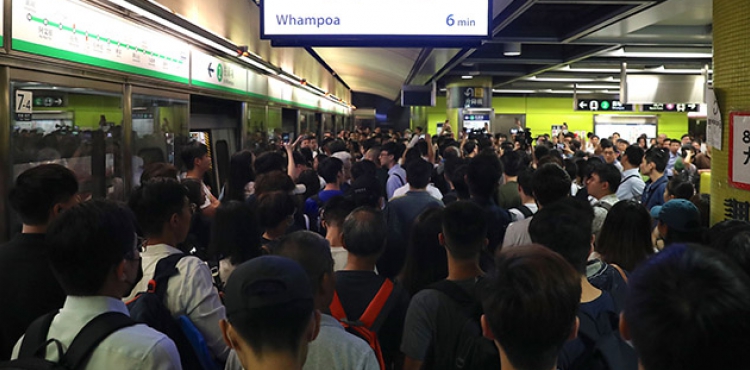 Hong Kong'da protestocular tren istasyonlarn bast, ulam fel oldu