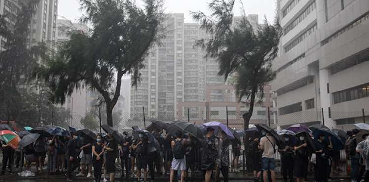Hong Kong'da 44 protestocu hakim karsnda