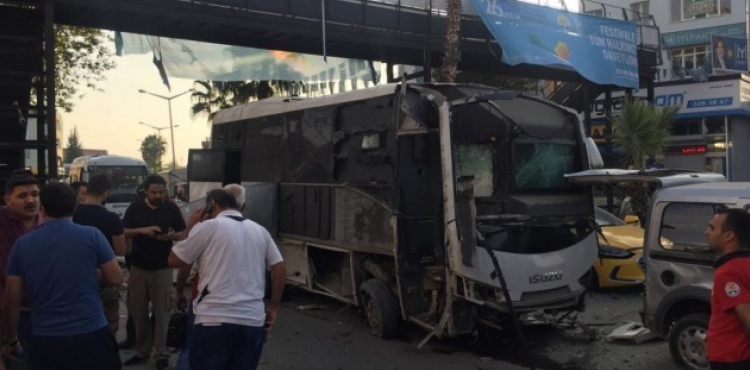 Adana'da evik kuvvet servisine bombal saldr: 5 yaral