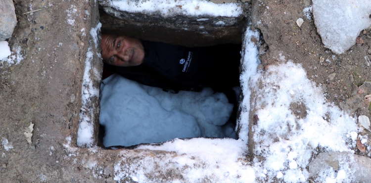 Kayseri'de yazn buz gibi su iebilmek iin kuyular karla dolduruldu