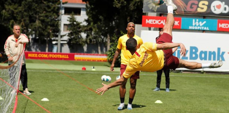 Galatasarayl futbolcular ayak tenisi oynad