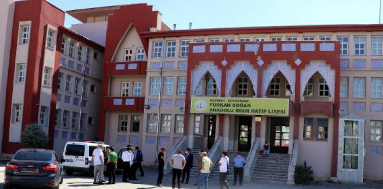 Kayseri'de mdr yardmcs okulda l bulundu