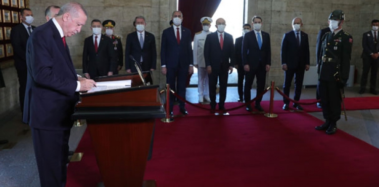 Cumhurbakan Erdoan ve YA yeleri, Antkabiri ziyaret etti