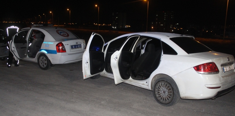 Kayseri'de 2 kiinin iinde bulunduu otomobil, polis aracna arpt