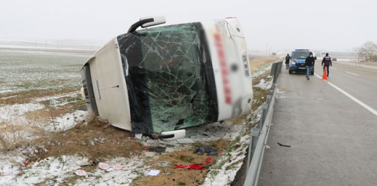 Krehir'de yolcu otobs devrildi: 13 yaral
