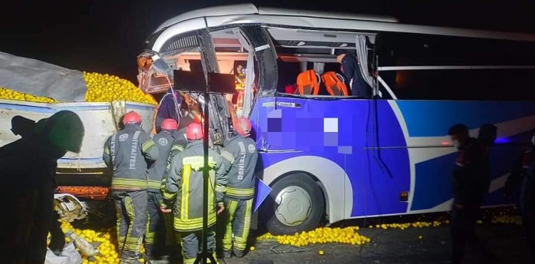 Yolcu otobüsü limon yüklü tıra arkadan çarptı; 1 ölü, 23 yaralı