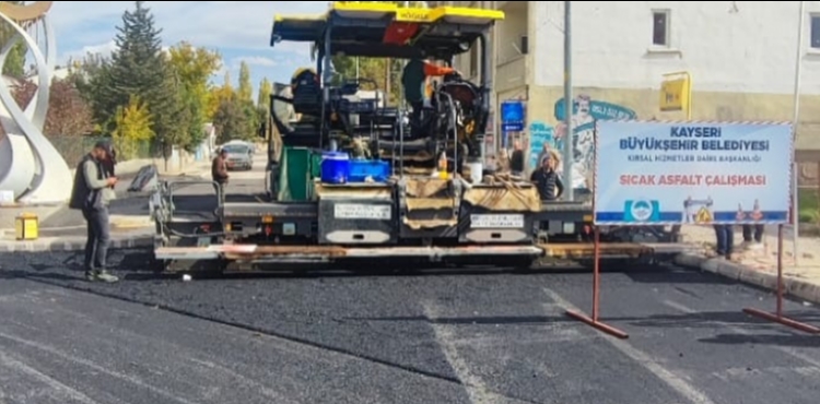 BÜYÜKŞEHİR’DEN PINARBAŞI İLÇE MERKEZİNDE GECE MESAİSİ