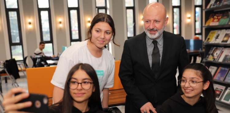 “DÜNYAYA AÇILAN KÜTÜPHANELERLE ZENGİNLEŞTİRİLMİŞ BİR ŞEHİR İNŞA EDİYORUZ”