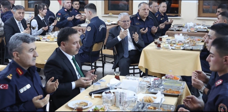 Vali Çiçek ve Başkan Büyükkılıç, jandarma personeliyle iftarda bir araya geldi
