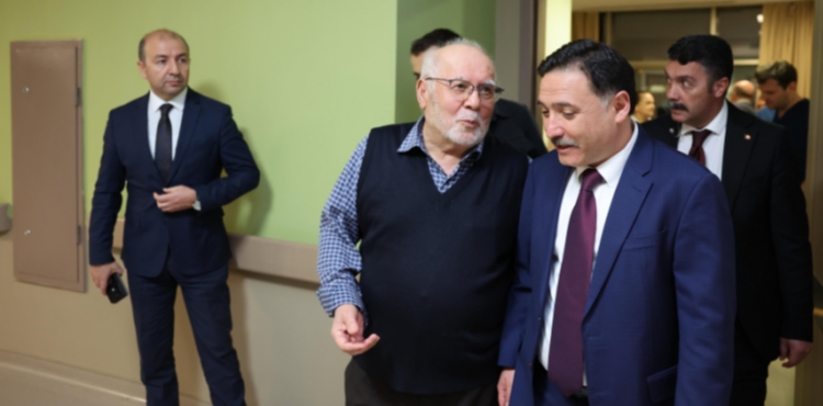Vali Çiçek'ten şehit annesine tedavi gördüğü hastanede ziyaret
