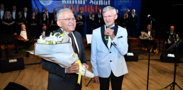 BÜYÜKKILIÇ, TÜRK SANAT MÜZİĞİ KENT KOROSU KONSERİ’NDE KAYSERİLİLERLE BULUŞTU