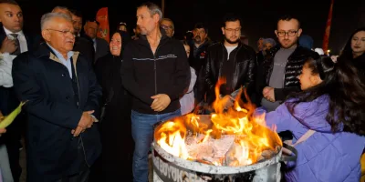 BAŞKAN BÜYÜKKILIÇ, HAVAİ FİŞEK GÖSTERİSİNİ KAYSERİLİLERLE BİRLİKTE İZLEDİ