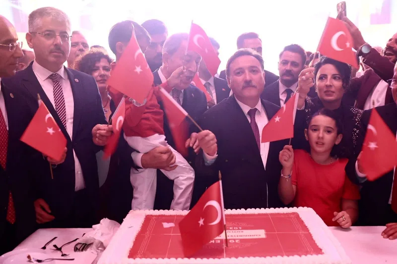 VALİ ÇİÇEK: MİLLETİMİZ, KAYSERİ’DE BAYRAĞINA, VATANINA OLAN AŞKINI BİR KEZ DAHA HAYKIRDI