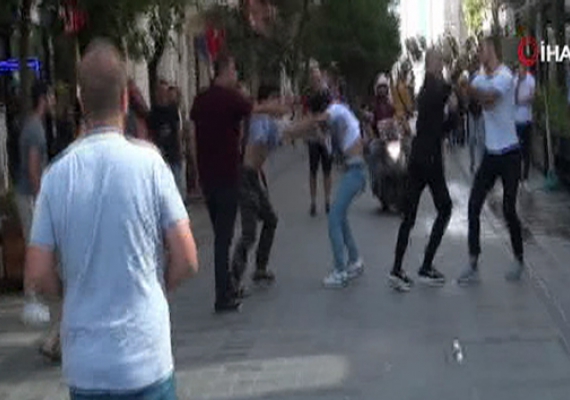 Taksim'de bakl makasl kavga!
